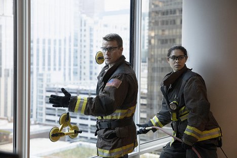 Jesse Spencer, Miranda Ray Mayo - Chicago Fire - Wo Rauch ist… - Filmfotos