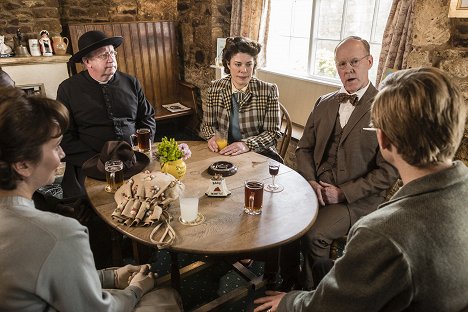 Laura Pyper, Mark Williams, Selina Griffiths, Rupert Holliday-Evans, Jordan Metcalfe - Father Brown - The Passing Bell - Film