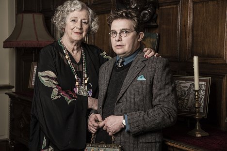 Maggie Steed, Jonathan Broadbent - Father Brown - Das Pfeifen im Wald - Werbefoto