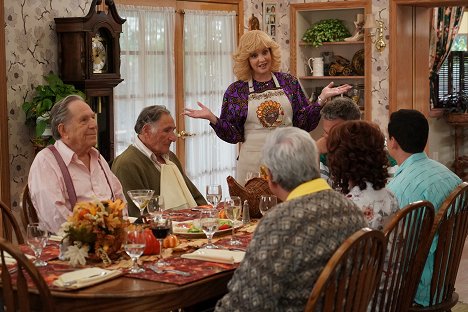 George Segal, Judd Hirsch, Wendi McLendon-Covey - Die Goldbergs - Fürchterliches Thanksgiving - Filmfotos