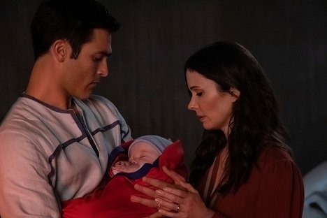 Tyler Hoechlin, Elizabeth Tulloch - Supergirl - Crisis on Infinite Earths, Part 1 - Photos