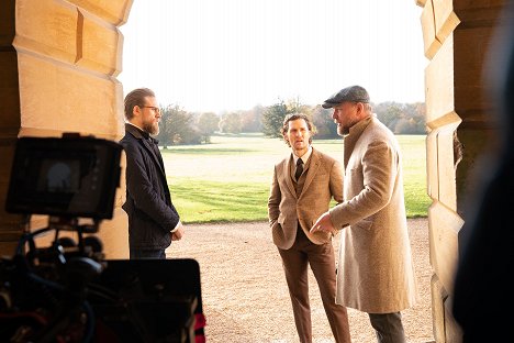 Charlie Hunnam, Matthew McConaughey, Guy Ritchie - The Gentlemen - Van de set