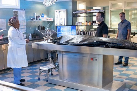 CCH Pounder, Lucas Black, Scott Bakula - NCIS: New Orleans - Spies & Lies - Photos