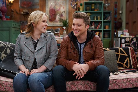 Taylor Spreitler, Sterling Knight - Melissa & Joey - The Parent Trap - Photos