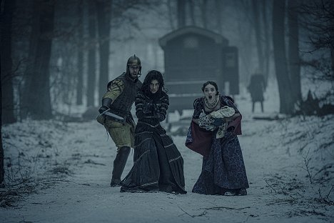 Anya Chalotra, Isobel Laidler - The Witcher - Verrätermond - Filmfotos