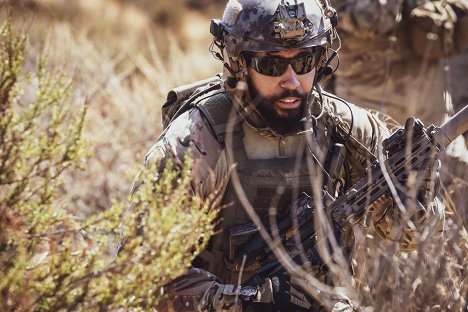Neil Brown Jr. - SEAL Team - Spiel mit dem Feuer - Filmfotos