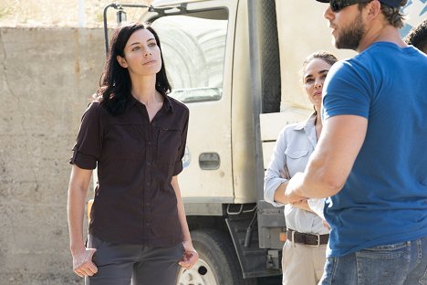Jessica Paré, Kelly Albanese - SEAL Team - Kill or Cure - Film