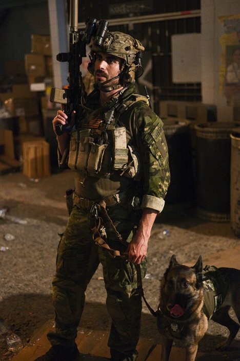 Justin Melnick, Hund Dita - SEAL Team - Eine Frage der Ehre - Filmfotos