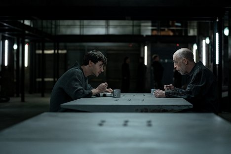 Harry Lloyd, J.K. Simmons - Counterpart - Something Borrowed - Filmfotos