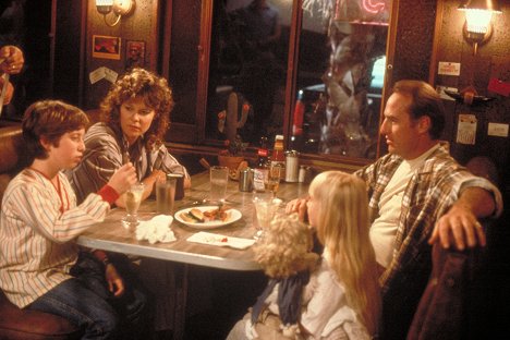 Oliver Robins, JoBeth Williams, Craig T. Nelson, Heather O'Rourke - Poltergeist II: The Other Side - Photos
