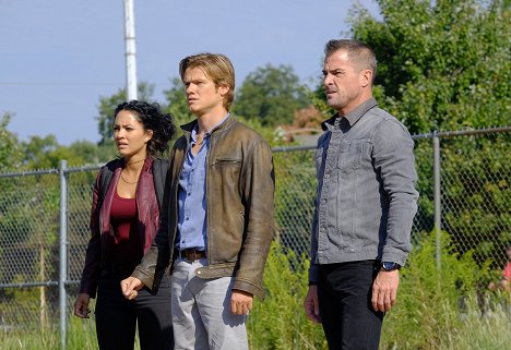 Tristin Mays, Lucas Till, George Eads - MacGyver - Wrench - Film