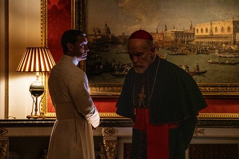 Jude Law, John Malkovich - The New Pope - Van de set