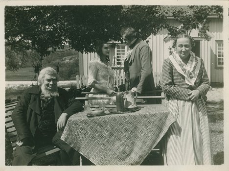 Hjalmar Peters, Wanda Rothgardt, Ivar Kalling, Svea Peters - Ett köpmanshus i skärgården - Filmfotos