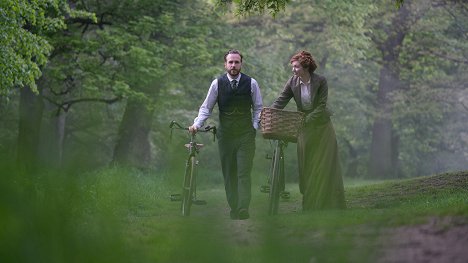 Rafe Spall, Eleanor Tomlinson - The War of the Worlds - Episode 1 - Photos