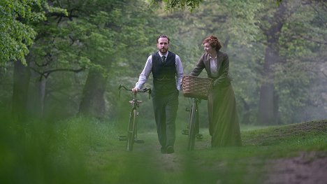 Rafe Spall, Eleanor Tomlinson - The War of the Worlds - Episode 1 - Kuvat elokuvasta