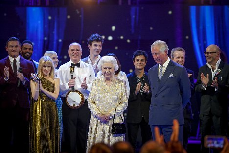 Luke Evans, Kylie Minogue, Isabel II, rei Carlos III - The Queen's Birthday Party - Do filme