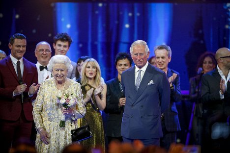 Luke Evans, Isabel II, Kylie Minogue, rei Carlos III - The Queen's Birthday Party - Do filme