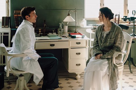 Matthew Beard, Jessica De Gouw - Les Carnets de Max Liebermann - The Last Seance - Film