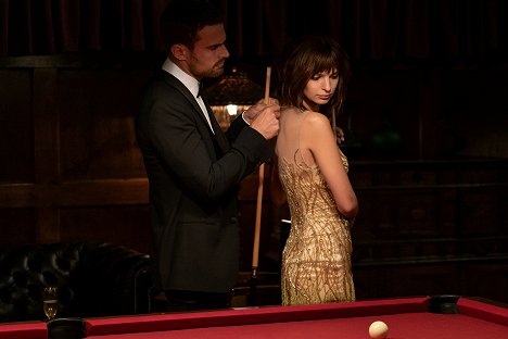 Theo James, Emily Ratajkowski - Ladrões Com Arte - Do filme