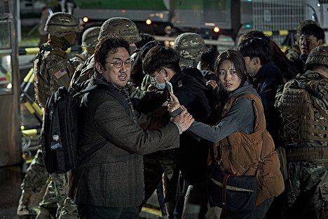 Dong-seok Ma, Suzy Bae - Alerta roja - De la película