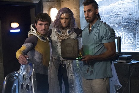 Josh Hutcherson, Eliza Coupe, Derek Wilson - Future Man - Season 2 - Filmfotók