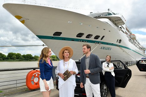 Teresa Klamert, Diana Körner, Moritz von Zeddelmann, Annika Schrumpf - Kreuzfahrt ins Glück - Hochzeitsreise in die Normandie - Photos