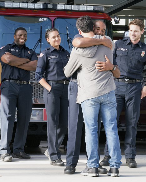 Okieriete Onaodowan, Barrett Doss, Jason George, Grey Damon - Station 19 - No Recovery - Z filmu