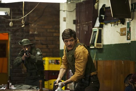 Pedro Pascal - Narcos - The Good, The Bad, and The Dead - Van film