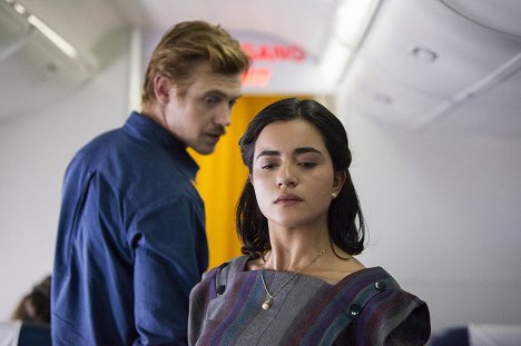 Boyd Holbrook, Paulina Gaitan - Narcos - Deutschland '93 - Filmfotos