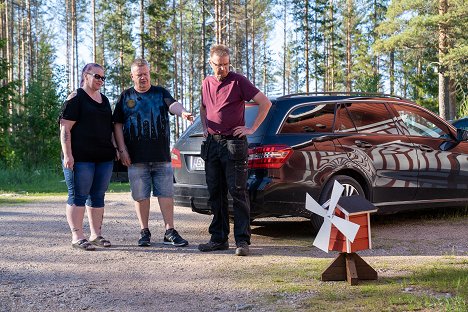 Heli Palsanmäki, Aki Palsanmäki, Markku Saukko - The Redneck Auction - Photos