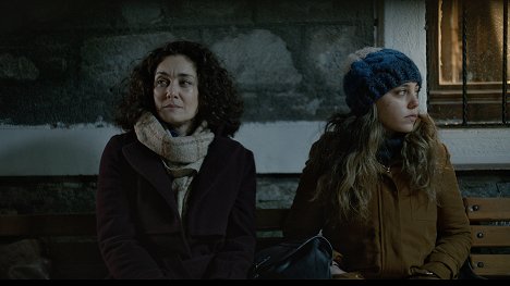 Başak Köklükaya, Öykü Karayel - İşe Yarar Bir Şey - De la película