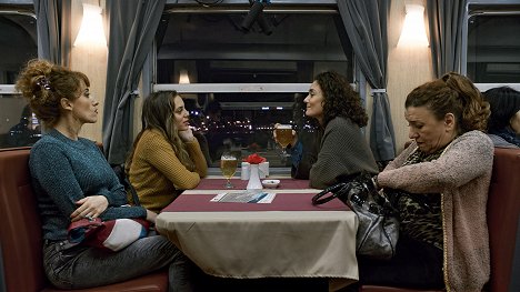Öykü Karayel, Başak Köklükaya - İşe Yarar Bir Şey - De la película