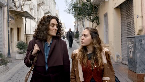 Başak Köklükaya, Öykü Karayel - İşe Yarar Bir Şey - De la película