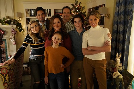 Meg Donnelly, Ed Weeks, Katy Mixon, Julia Butters, Diedrich Bader, Daniel DiMaggio, Wendie Malick - American Housewife - The Bromance Before Christmas - Making of