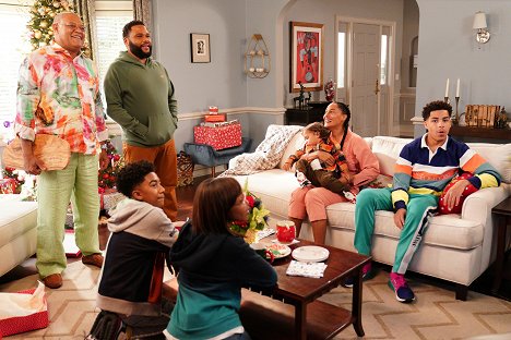 Laurence Fishburne, Anthony Anderson, Miles Brown, Tracee Ellis Ross, Marcus Scribner - Black-ish - Father Christmas - Photos