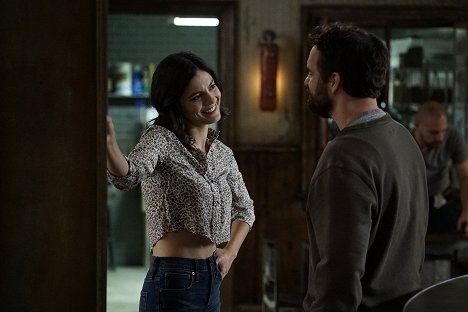 Monica Barbaro, Jake Johnson - Stumptown - Dex-edukacja - Z filmu