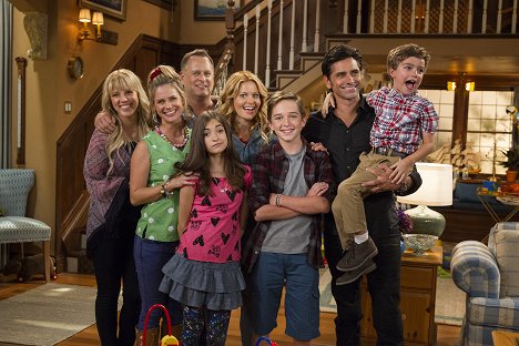 Jodie Sweetin, Andrea Barber, Soni Bringas, Candace Cameron Bure, Elias Harger, John Stamos - Fuller House - Moving Day - Photos
