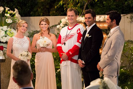 Andrea Barber, Lori Loughlin, Dave Coulier, John Stamos, Juan Pablo Di Pace - Fuller House - Love Is in the Air - Photos