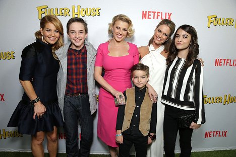 Netflix Premiere of "Fuller House" - Candace Cameron Bure, Michael Campion, Jodie Sweetin, Elias Harger, Andrea Barber, Soni Bringas - Madres forzosas - Season 1 - Eventos