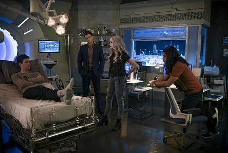 Grant Gustin, Hartley Sawyer, Danielle Panabaker, Carlos Valdes - The Flash - A Flash of the Lightning - Photos