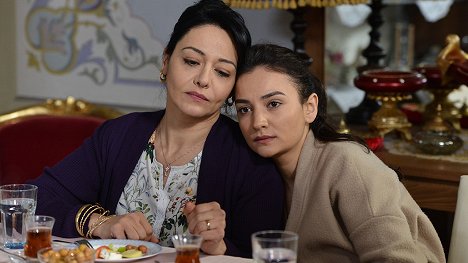 Fulya Ülvan, Özlem Maden - Dayan Yüreğim - Episode 4 - De la película