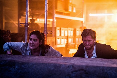 Alicia Coppola, Matt Barr - Blood & Treasure - The Curse of Cleopatra: Part 1 - Z filmu