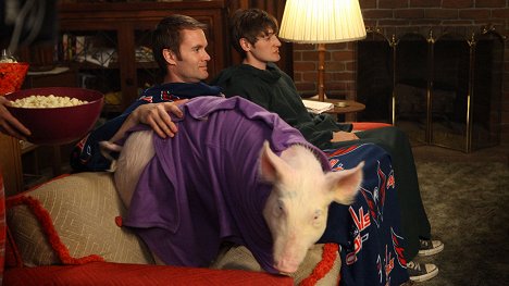 Garret Dillahunt, Lucas Neff - Raising Hope - Hogging All the Glory - Photos