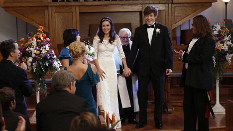 Shannon Woodward, Leslie Jordan, Lucas Neff - Raising Hope - Modern Wedding - De la película