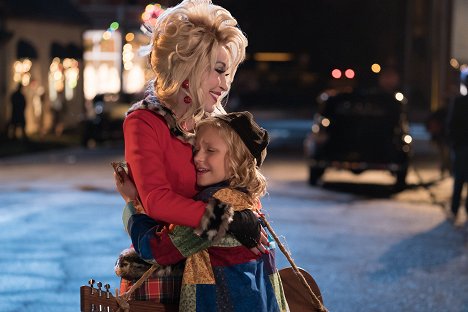 Dolly Parton, Alyvia Alyn Lind - Dolly Parton's Christmas of Many Colors: Circle of Love - Z filmu