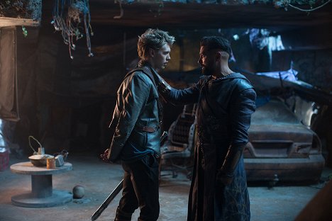 Austin Butler, Manu Bennett - The Shannara Chronicles - Wildewald - Filmfotos