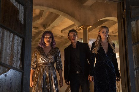 Ariela Barer, Gregg Sulkin, Virginia Gardner - Runaways - Left-Hand Path - Film