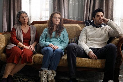 Gülen Karaman, Eslem Akar, Berke Üsdiken - Güvercin - Episode 5 - De la película