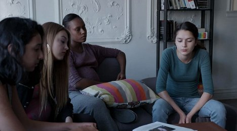 Ambre Jabrane, Alison Carrier, Naïla Victoria Louidort-Biassou, Cassandra Latreille - Toute la vie - Episode 11 - Filmfotók
