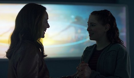 Molly Parker, Mina Sundwall - Lost in Space – Verschollen zwischen fremden Welten - Echos - Filmfotos